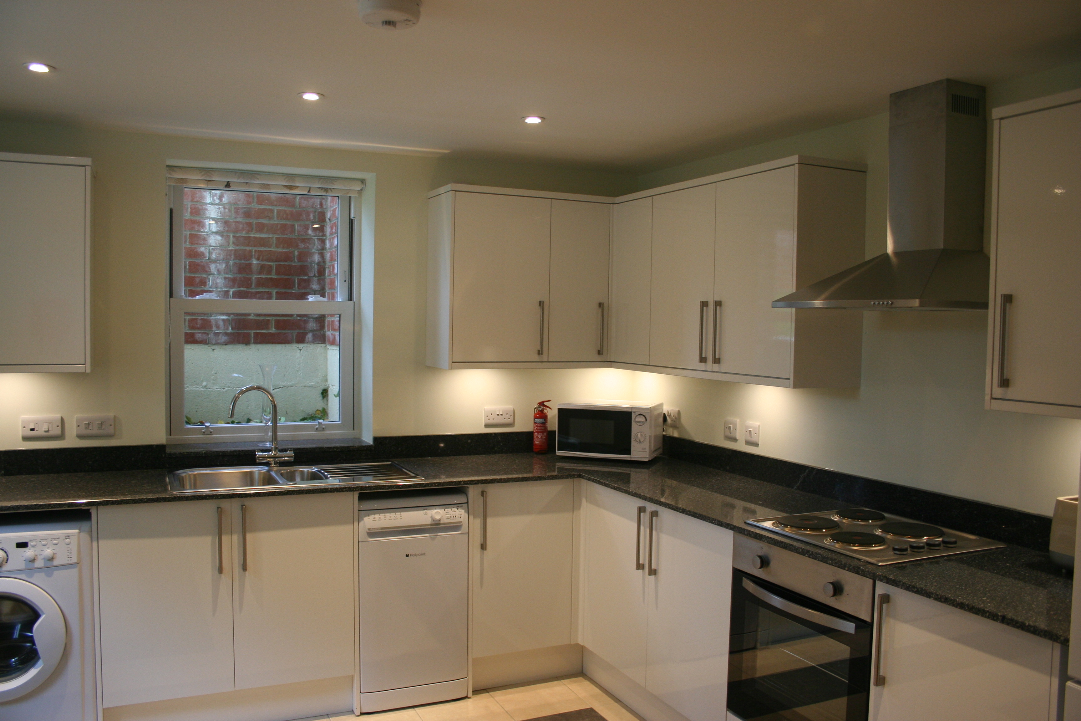 highlandapt5kitchen1 Shanklin Holiday Homes